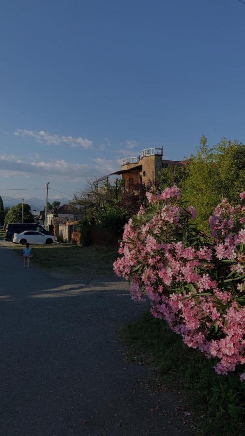 Гостевой Дом Siella Hotel Sukhumi Exterior foto