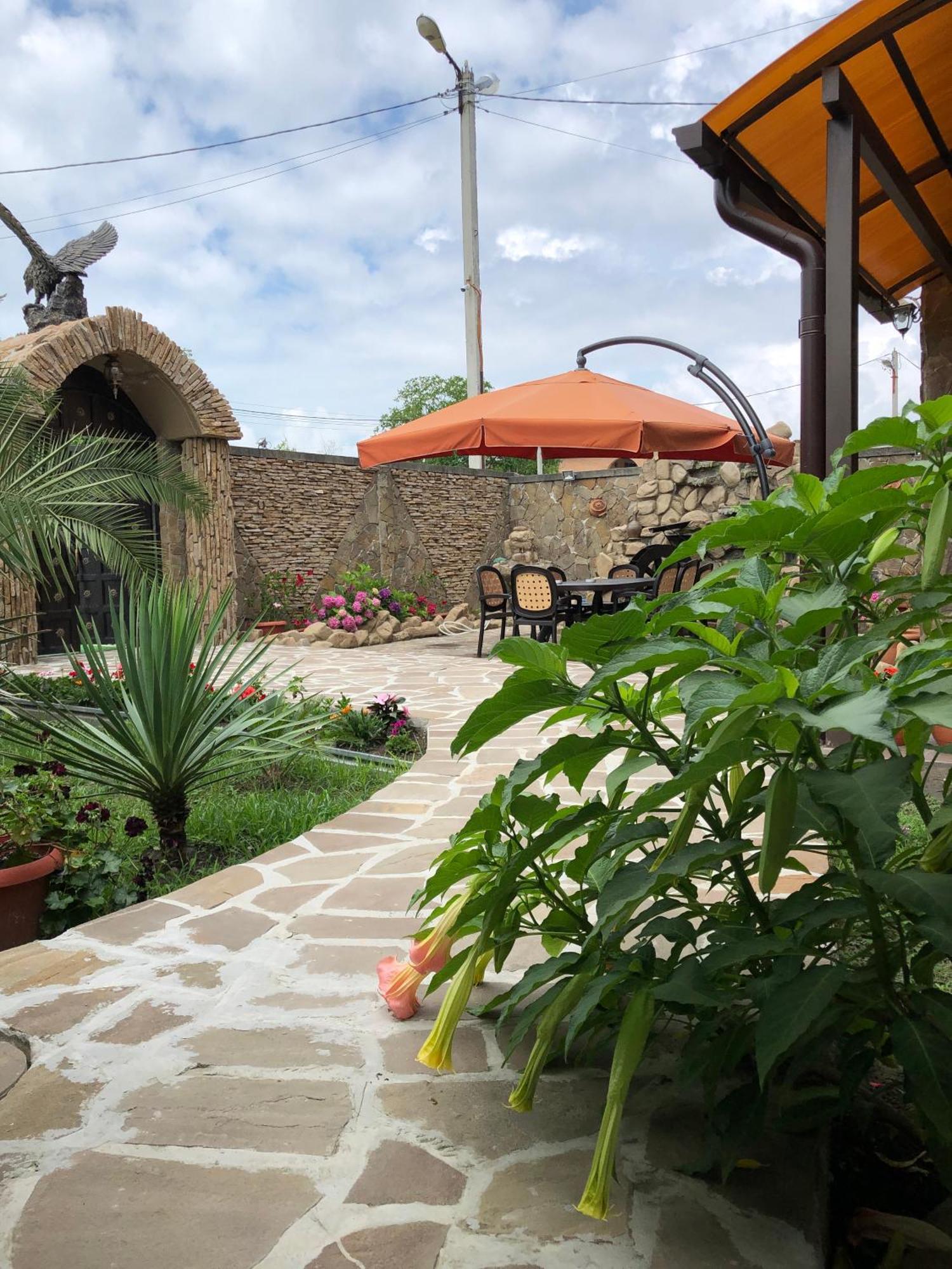 Гостевой Дом Siella Hotel Sukhumi Exterior foto
